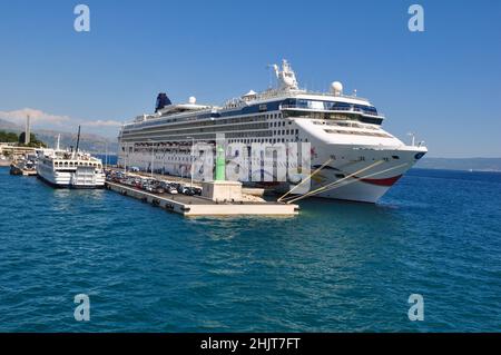 Das norwegische Star-Kreuzschiff dockte im Hafen von Split, Kroatien an Stockfoto