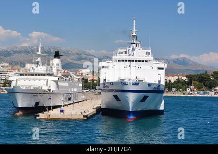 Fährschiffe, die das Festland mit den kroatischen Inseln verbinden, dockten im Hafen von Split, Kroatien an Stockfoto
