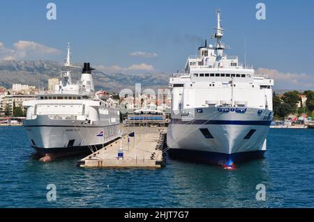 Fährschiffe, die das Festland mit den kroatischen Inseln verbinden, dockten im Hafen von Split, Kroatien an Stockfoto