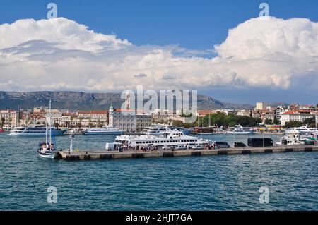 Fährschiffe, die das Festland mit den kroatischen Inseln verbinden, dockten im Hafen von Split, Kroatien an Stockfoto