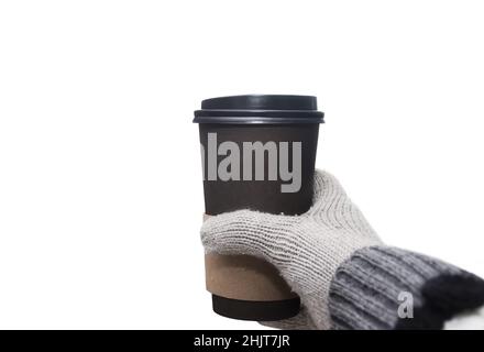 Hand in einem warmen Fäustling hält eine umweltfreundliche Papiertasse mit Kaffee. Isolieren Sie auf weißem Hintergrund Stockfoto