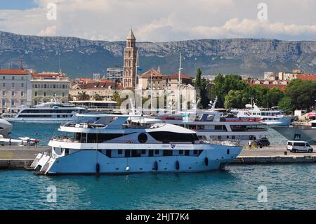 Fährschiffe, die das Festland mit den kroatischen Inseln verbinden, dockten im Hafen von Split, Kroatien an Stockfoto