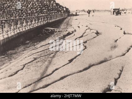 Erdbeben in Japan 1923: Risse auf der Gaisen-Straße vor dem Kaiserpalast. (Rechts) Stockfoto