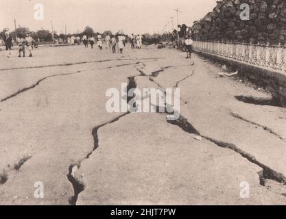 Erdbeben in Japan 1923: Risse auf der Gaisen-Straße vor dem Kaiserpalast. (Linke Seite) Stockfoto