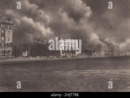 Erdbeben in Japan 1923: Das kaiserliche Theater in Marunouchi, umhüllt von Flammen Stockfoto