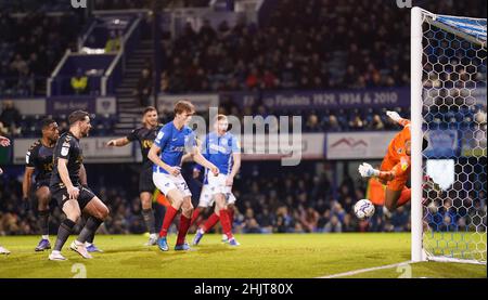 Chuks Aneke von Charlton Athletic hat einen Kopfball von Gavin Bazunu von Portsmouth gespeichert, bevor Conor Washington von Charlton Athletic während des 1-Matches der Sky Bet League im Fratton Park in Portsmouth das erste Tor seiner Spielseite erzielt. Bilddatum: Montag, 31. Januar 2022. Stockfoto