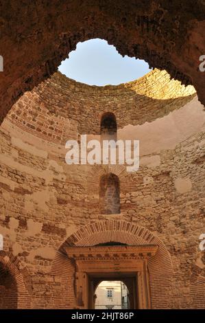 Vorhalle des Diokletianpalastes in Split, Kroatien Stockfoto