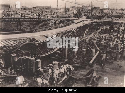 Erdbeben in Japan 1923: Die Sapper sind mit Überbrückungsaktionen beschäftigt Stockfoto