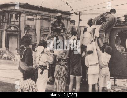 Erdbeben in Japan 1923: Verteilung der Versorgung unter den Betroffenen im Bezirk Fukagawa Stockfoto