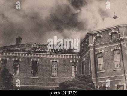 Erdbeben in Japan 1923: Feuer bricht in einem Klassenraum der Medizinischen Hochschule der Kaiserlichen Universität Tokio in Hongo ward aus Stockfoto