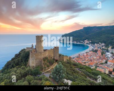 Luftaufnahme der Burg Monte Ursino im alten Dorf Noli an der italienischen Riviera. Noli, Ligury, Italien Stockfoto