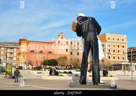 Skulptur der bedingungslosen Kapitulation von Seward Johnson in Chivitavecchia, bei Rom, Italien, 2012 Stockfoto