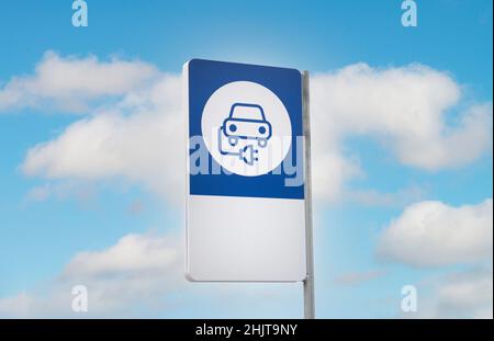 Ladestation für Elektroautos. Parkplatz für Elektroautos mit Ladestation. Elektroautos Ladestation Schild, an einem bewölkten Tag. Stockfoto