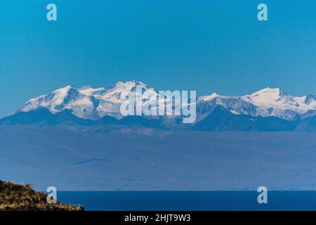 Die verschneiten Anden mit See am Boden Stockfoto