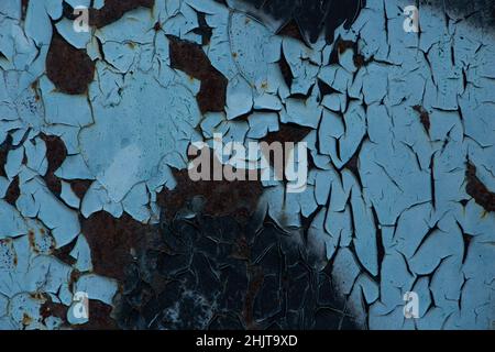 Strukturiertes Metallblech mit abblätternder blauer, türkisfarbener Farbe, Metallkorrosion Stockfoto