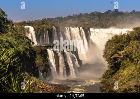 Hauptansicht der Teufelskehle (Garganta del Diablo) von der brasilianischen Seite der Iguazú-Wasserfälle,´s Süd-América. Stockfoto