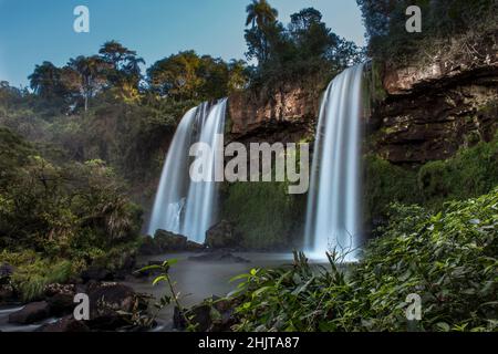 Zwei Wassertropfen im Cataratas del Iguazú Nationalpark, genannt Sister Jumps (Salto dos hermanas) zwischen dem Dschungelwald in Misiones, Argentinien mit Stockfoto