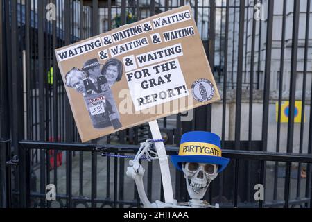 London, Großbritannien. 31st Januar 2022. Ein Mockup aus Käse, Wein, Früchten und Geburtstagskuchen auf einem Tisch außerhalb der Downing Street als Dossier des Berichts von Se Gray soll heute auf Partys veröffentlicht werden, die in Nummer 10 während der Covid-Aussperrung stattfanden. Quelle: Xiu Bao/Alamy Live News Stockfoto