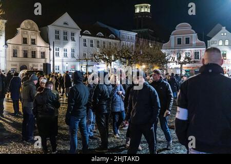 Cottbus, Deutschland. 31st Januar 2022. Teilnehmer einer registrierten Demonstration gegen die Corona-Politik stehen auf dem Altmarkt. Die Kundgebung, die vom brandenburgischen AfD-Fraktionschef Berndt angekündigt wurde, wurde später zerstreut, weil Entfernungen und Masken nicht beobachtet wurden. Quelle: Frank Hammerschmidt/dpa/Alamy Live News Stockfoto