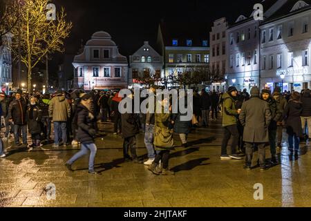 Cottbus, Deutschland. 31st Januar 2022. Teilnehmer einer registrierten Demonstration gegen die Corona-Politik stehen auf dem Altmarkt. Die Kundgebung, die vom brandenburgischen AfD-Fraktionschef Berndt angekündigt wurde, wurde später zerstreut, weil Entfernungen und Masken nicht beobachtet wurden. Quelle: Frank Hammerschmidt/dpa/Alamy Live News Stockfoto