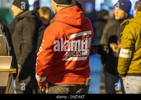 Cottbus, Deutschland. 31st Januar 2022. Ein Teilnehmer einer Demonstration gegen die Corona-Politik trägt auf seiner Jacke die Aufschrift 'Zeit für den Widerstand'. Die vom brandenburgischen AfD-Fraktionsvorsitzenden Berndt registrierte Kundgebung wurde abgebrochen, weil Entfernungen und Maskenanforderungen nicht eingehalten wurden. Quelle: Frank Hammerschmidt/dpa/Alamy Live News Stockfoto