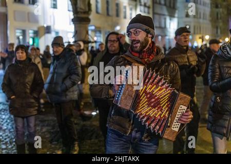 Cottbus, Deutschland. 31st Januar 2022. Ein Teilnehmer einer Demonstration gegen die Corona-Politik spielt auf dem Altmarkt Musik. Die vom brandenburgischen AfD-Fraktionschef Berndt angekündigte Kundgebung wurde aufgelöst, weil Entfernungen und Maskenanforderungen nicht eingehalten wurden. Quelle: Frank Hammerschmidt/dpa/Alamy Live News Stockfoto