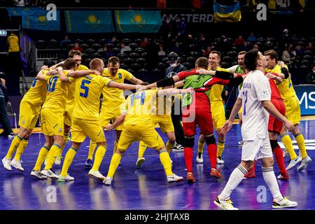 AMSTERDAM, NIEDERLANDE - 31. JANUAR: Team Ukraine feiert den Sieg beim Männer-Futsal-Viertelfinale der Euro 2022 zwischen Kasachstan und der Ukraine am 31. Januar 2022 im Ziggo Dome in Amsterdam, Niederlande (Foto: Jeroen Meuwsen/Orange Picles) Stockfoto