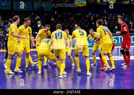 AMSTERDAM, NIEDERLANDE - 31. JANUAR: Team Ukraine feiert den Sieg beim Männer-Futsal-Viertelfinale der Euro 2022 zwischen Kasachstan und der Ukraine am 31. Januar 2022 im Ziggo Dome in Amsterdam, Niederlande (Foto: Jeroen Meuwsen/Orange Picles) Stockfoto