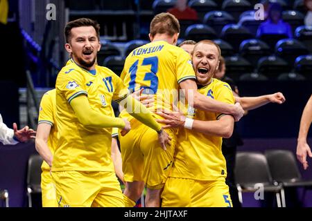 AMSTERDAM, NIEDERLANDE - 31. JANUAR: Team Ukraine feiert Sieg, Oleksandr Pediash aus der Ukraine, Ihor Korsun aus der Ukraine, Yaroslav Lebid aus der Ukraine während des Men's Futsal Euro 2022 Viertelfinale zwischen Kasachstan und der Ukraine im Ziggo Dome am 31. Januar 2022 in Amsterdam, Niederlande (Foto von Jeroen Meuwsen/Orange Picles) Stockfoto