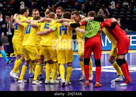 AMSTERDAM, NIEDERLANDE - 31. JANUAR: Team Ukraine feiert den Sieg beim Männer-Futsal-Viertelfinale der Euro 2022 zwischen Kasachstan und der Ukraine am 31. Januar 2022 im Ziggo Dome in Amsterdam, Niederlande (Foto: Jeroen Meuwsen/Orange Picles) Stockfoto