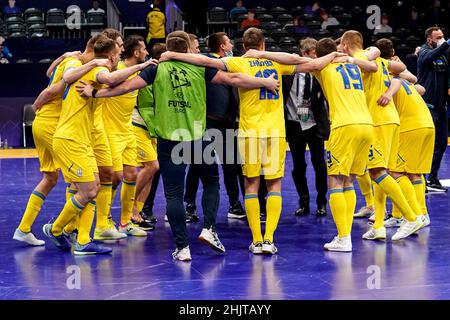 AMSTERDAM, NIEDERLANDE - 31. JANUAR: Team Ukraine feiert den Sieg beim Männer-Futsal-Viertelfinale der Euro 2022 zwischen Kasachstan und der Ukraine am 31. Januar 2022 im Ziggo Dome in Amsterdam, Niederlande (Foto: Jeroen Meuwsen/Orange Picles) Stockfoto