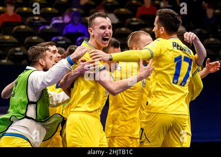 AMSTERDAM, NIEDERLANDE - 31. JANUAR: Team Ukraine feiert den Sieg beim Männer-Futsal-Viertelfinale der Euro 2022 zwischen Kasachstan und der Ukraine am 31. Januar 2022 im Ziggo Dome in Amsterdam, Niederlande (Foto: Jeroen Meuwsen/Orange Picles) Stockfoto