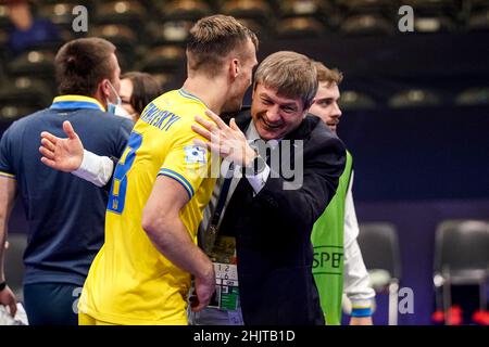 AMSTERDAM, NIEDERLANDE - 31. JANUAR: Ihor Cherniavskyi aus der Ukraine, Trainer Oleksandr Kosenko aus der Ukraine, feiert den Sieg beim Men's Futsal Euro 2022 Viertelfinale zwischen Kasachstan und der Ukraine am 31. Januar 2022 im Ziggo Dome in Amsterdam, Niederlande (Foto: Jeroen Meuwsen/Orange Picles) Stockfoto