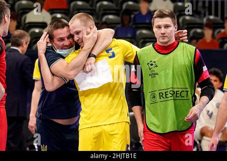 AMSTERDAM, NIEDERLANDE - 31. JANUAR: Team Ukraine feiert Sieg, Yaroslav Lebid aus der Ukraine, Yuriy Sawenko aus der Ukraine, Petro Shoturma aus der Ukraine während des Men's Futsal Euro 2022 Viertelfinale zwischen Kasachstan und der Ukraine im Ziggo Dome am 31. Januar 2022 in Amsterdam, Niederlande (Foto: Jeroen Meuwsen/Orange Picles) Stockfoto