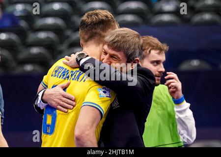 AMSTERDAM, NIEDERLANDE - 31. JANUAR: Ihor Cherniavskyi aus der Ukraine, Trainer Oleksandr Kosenko aus der Ukraine, feiert den Sieg beim Men's Futsal Euro 2022 Viertelfinale zwischen Kasachstan und der Ukraine am 31. Januar 2022 im Ziggo Dome in Amsterdam, Niederlande (Foto: Jeroen Meuwsen/Orange Picles) Stockfoto