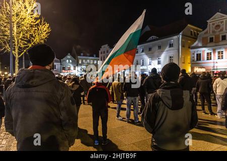 Cottbus, Deutschland. 31st Januar 2022. Ein Teilnehmer einer Demonstration gegen die Corona-Politik steht mit bulgarischer Flagge auf dem Altmarkt. Die vom brandenburgischen AfD-Fraktionsvorsitzenden Berndt registrierte Kundgebung wurde abgebrochen, weil Entfernungen und Maskenanforderungen nicht eingehalten wurden. Quelle: Frank Hammerschmidt/dpa/Alamy Live News Stockfoto