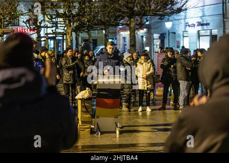 Cottbus, Deutschland. 31st Januar 2022. Jean-Pascal Hohm, AfD-Vorsitzender von Cottbus, spricht zu den Teilnehmern einer Demonstration gegen die Corona-Politik. Die Kundgebung, die vom brandenburgischen AfD-Fraktionschef Berndt angekündigt wurde, wurde abgebrochen, weil Entfernungen und Masken nicht beobachtet wurden. Quelle: Frank Hammerschmidt/dpa/Alamy Live News Stockfoto