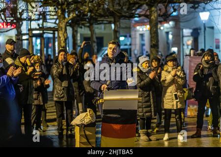 Cottbus, Deutschland. 31st Januar 2022. Jean-Pascal Hohm, AfD-Vorsitzender von Cottbus, spricht zu den Teilnehmern einer Demonstration gegen die Corona-Politik. Die Kundgebung, die vom brandenburgischen AfD-Fraktionschef Berndt angekündigt wurde, wurde abgebrochen, weil Entfernungen und Masken nicht beobachtet wurden. Quelle: Frank Hammerschmidt/dpa/Alamy Live News Stockfoto