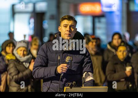 Cottbus, Deutschland. 31st Januar 2022. Jean-Pascal Hohm, AfD-Vorsitzender von Cottbus, spricht zu den Teilnehmern einer Demonstration gegen die Corona-Politik. Die Kundgebung, die vom brandenburgischen AfD-Fraktionschef Berndt angekündigt wurde, wurde abgebrochen, weil Entfernungen und Masken nicht beobachtet wurden. Quelle: Frank Hammerschmidt/dpa/Alamy Live News Stockfoto