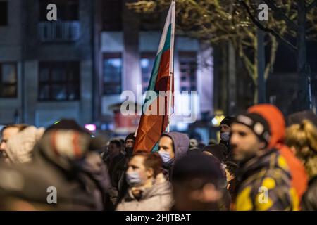 Cottbus, Deutschland. 31st Januar 2022. Ein Teilnehmer einer Demonstration gegen die Corona-Politik steht mit bulgarischer Flagge auf dem Altmarkt. Die vom brandenburgischen AfD-Fraktionsvorsitzenden Berndt registrierte Kundgebung wurde abgebrochen, weil Entfernungen und Maskenanforderungen nicht eingehalten wurden. Quelle: Frank Hammerschmidt/dpa/Alamy Live News Stockfoto