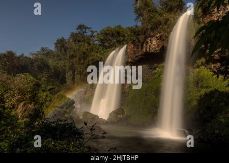 Zwei Wassertropfen im Cataratas del Iguazú Nationalpark, genannt Sister Jumps (Salto dos hermanas) zwischen dem Dschungelwald in Misiones, Argentinien mit Stockfoto