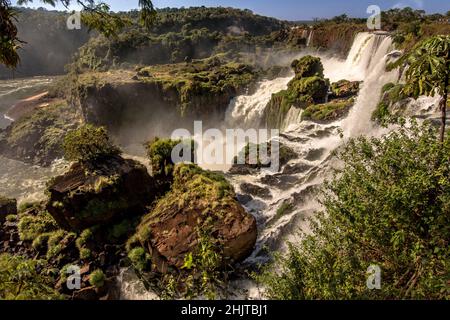 Panoramablick auf die Iguazú-Wasserfälle am Nachmittag. Nationalpark Iguazú, Misiones, Argentinien Stockfoto