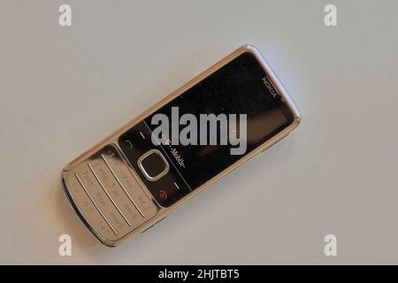 Vintage Nokia Handy vor einem weißen Hintergrund gesehen. Stockfoto