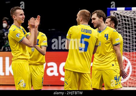 AMSTERDAM, NIEDERLANDE - 31. JANUAR: Team Ukraine feiert Sieg, Danyil Abakshyn aus der Ukraine, Jaroslav Lebid aus der Ukraine, Wolodymyr Razuvanov aus der Ukraine während des Men's Futsal Euro 2022 Viertelfinale zwischen Kasachstan und der Ukraine im Ziggo Dome am 31. Januar 2022 in Amsterdam, Niederlande (Foto von Jeroen Meuwsen/Orange Picles) Stockfoto