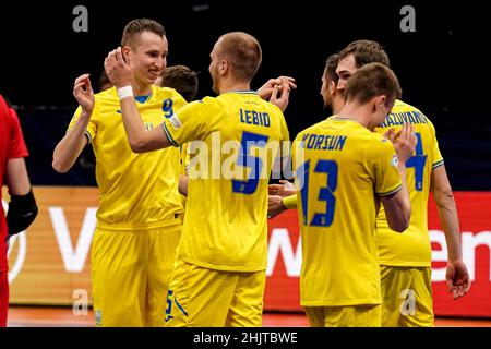 AMSTERDAM, NIEDERLANDE - 31. JANUAR: Team Ukraine feiert Sieg, Danyil Abakshyn aus der Ukraine, Jaroslav Lebid aus der Ukraine, Wolodymyr Razuvanov aus der Ukraine während des Men's Futsal Euro 2022 Viertelfinale zwischen Kasachstan und der Ukraine im Ziggo Dome am 31. Januar 2022 in Amsterdam, Niederlande (Foto von Jeroen Meuwsen/Orange Picles) Stockfoto