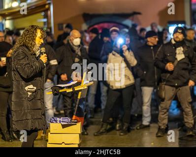 Cottbus, Deutschland. 31st Januar 2022. Katja Arnold, Physiotherapeutin aus Cottbus, spricht mit den Teilnehmern einer Demonstration gegen die Corona-Politik. Die Kundgebung, die vom brandenburgischen AfD-Fraktionschef Berndt angekündigt wurde, wurde abgebrochen, weil Entfernungen und Masken nicht beobachtet wurden. Quelle: Frank Hammerschmidt/dpa/Alamy Live News Stockfoto