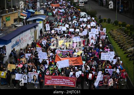 La Paz, Bolivien. 31st Januar 2022. Bei einem Protest gegen Gewalt gegen Frauen marschieren Dutzende von Menschen mit Plakaten durch die Stadt. Der Fall eines Serienvergewaltigers, in dessen Haus zwei Jugendliche tot und im Großen und Ganzen aufgefunden wurden, löste die Proteste aus. Quelle: Radoslaw Czajkowski/dpa/Alamy Live News Stockfoto