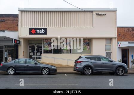 Die NAB (National Australia Bank) Niederlassung im ländlichen Gloucester, New South Wales, Australien, ist ein modernes Gebäude aus der Mitte des Jahrhunderts Stockfoto