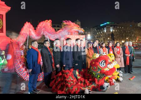 London, Großbritannien, 31st. Jan 2022: Nelson-Säule wird am chinesischen Neujahrsabend in Mandarine beleuchtet, um den Menschen ein frohes chinesisches Neujahr (Mondneujahr) zu wünschen. Die üblichen chinesischen Neujahrsfeiern wurden in diesem Jahr abgesagt. Auf dem Londoner Trafalgar Square wurde eine kleine Zeremonie mit Löwen- und Drachentanz für Londoner, vips und Würdenträger, Vertreter des Bürgermeisters des Londoner Büros und des oberbürgermeisters von Westminster durchgeführt. Quelle: Xiu Bao/Alamy Live News Stockfoto