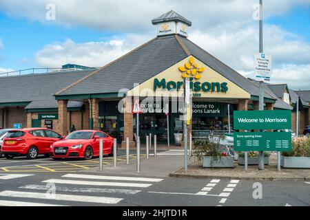 Außenansicht und Eingang zum Morrisons Supermarkt in Lanark, Schottland, Großbritannien Stockfoto